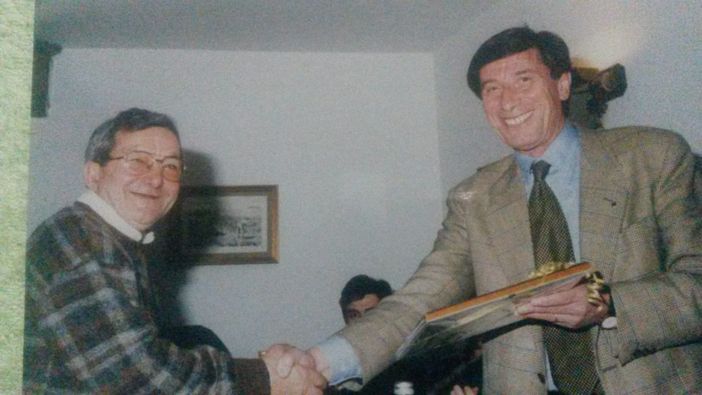 Carlo Aria, a sinistra, premiato da Francesco Taricco in un'immagine di qualche anno fa
