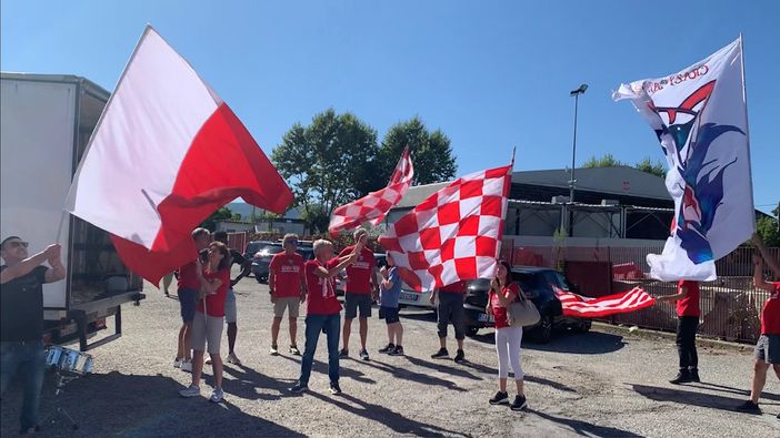 I tifosi hanno accolto le ragazze cuneesi con cori, bandiere e striscioni di benvenuto