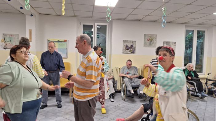 Nasi rossi per “vivere in positivo”: la clown terapia alla “Sereni Orizzonti” di Bra