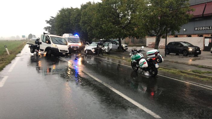 Bra, frontale in via Don Orione: due feriti a Verduno per accertamenti