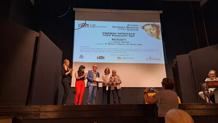 "Il nostro teatro di Sinio" sorride: due premi e una grande festa per i suoi 43 anni