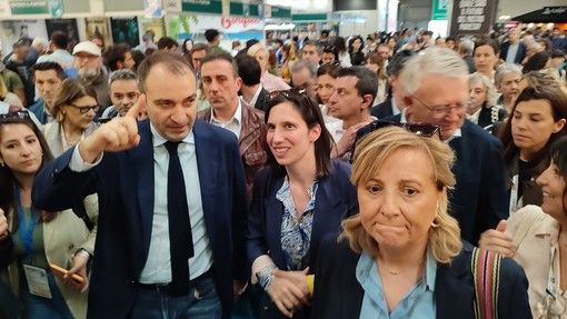 Elly Schlein al Salone del Libro "vuole" scrivere una nuova pagina per il Piemonte: "Siamo qui per vincere" Elly Schlein al Salone del Libro "vuole" scrivere una nuova pagina per il Piemonte: "Siamo qui per vincere"