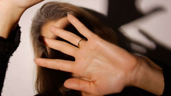 Calci e testate alla compagna  anche in strada ad Alba: 19enne  violento a giudizio in tribunale