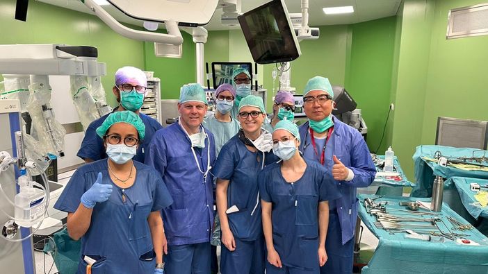 Il dottor Koh, colleghi di Verduno Pabon e Paganelli e il team che ha preso parte all'intervento Il dottor Koh, colleghi di Verduno Pabon e Paganelli e il team che ha preso parte all'intervento