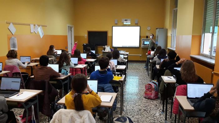 Bra, la scuola media Piumati resiste all’emergenza con un insegnamento all’avanguardia