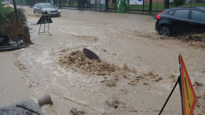 Maltempo fa disastri sulle colline dell’Albese. Corso Langhe e corso Cortemilia invase dall’acqua. Grandine sui vigneti del Barolo (FOTO E VIDEO)