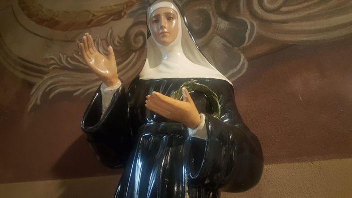 La statua di Santa Rita da Cascia nella chiesa dei Battuti Neri a Bra