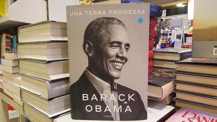 Al Caffè Letterario di Bra si legge ‘Una terra promessa’, la biografia di Barak Obama, con il poeta Bernardo Negro