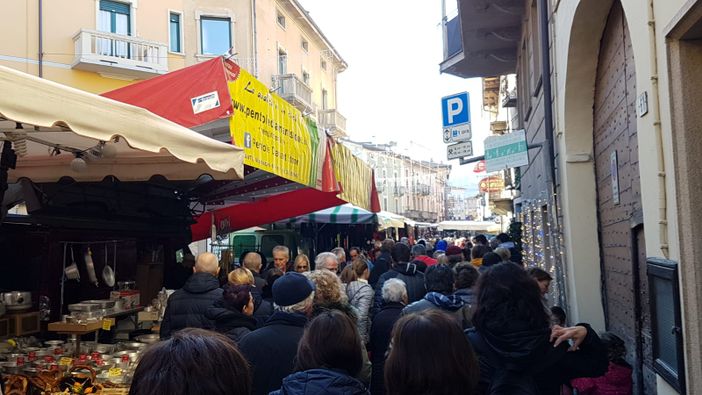 Immagine d'archivio di una passata edizione della Fiera Fredda a Borgo San Dalmazzo