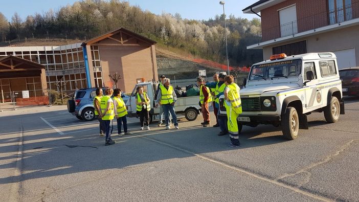 Raccolti 15 sacchi colmi di rifiuti lungo i fossi delle strade comunali e provinciali di Vezza d'Alba Raccolti 15 sacchi colmi di rifiuti lungo i fossi delle strade comunali e provinciali di Vezza d'Alba