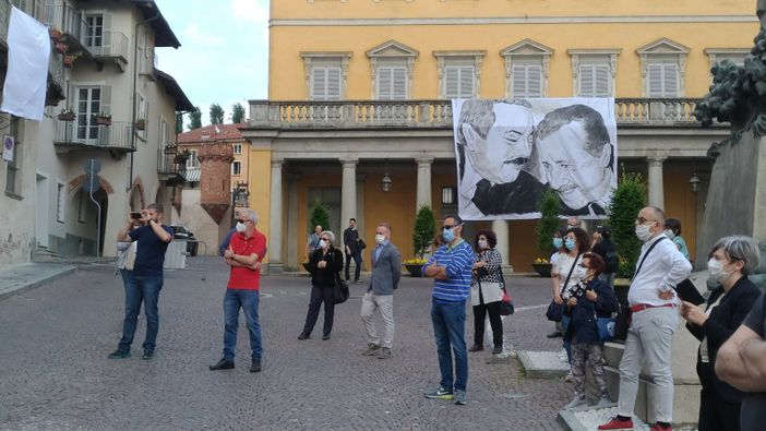 Bra, un minuto di silenzio e lenzuola bianche per non dimenticare Falcone e Borsellino (FOTO) Bra, un minuto di silenzio e lenzuola bianche per non dimenticare Falcone e Borsellino (FOTO)