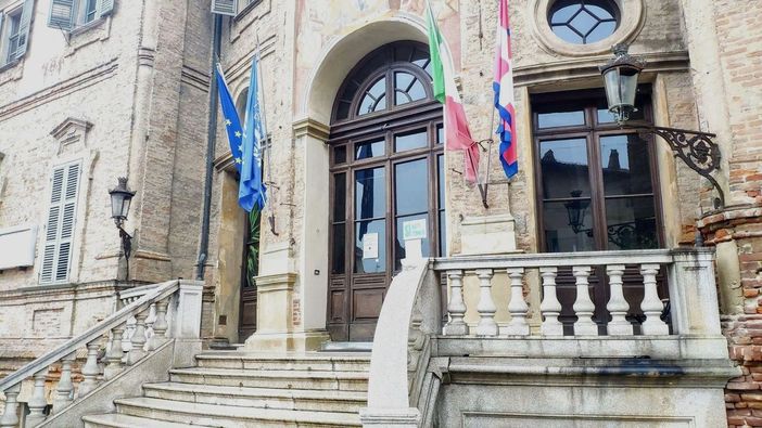 Bra, Giornata delle Nazioni Unite: bandiera ONU sulla facciata del Municipio