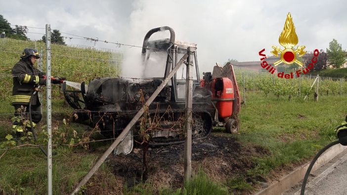 Alba, mezzo agricolo a fuoco nel vigneto della scuola enologica (FOTO)