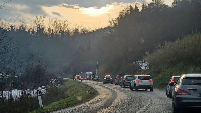 Macchina ribaltata sulla provinciale 134 in direzione di Bra: sul posto carabinieri e vigili del fuoco