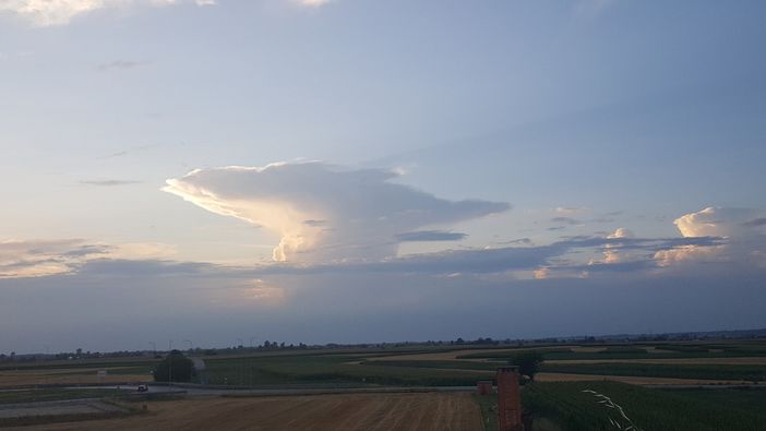 Sembra un'esplosione atomica. Invece sono solo nuvole lungo la pianura braidese