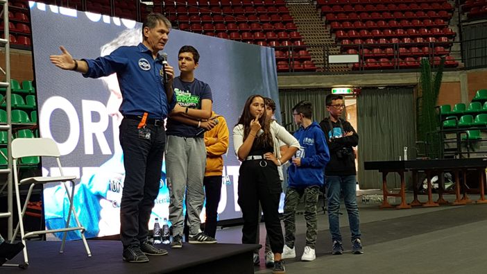 “Il mio sogno era fare derapate sulla Luna con la jeep lunare”: l'astronauta Paolo Nespoli si racconta agli studenti della Granda (FOTO E VIDEO)