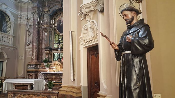 Statua di San Francesco nella chiesa delle Sorelle Clarisse, a Bra Statua di San Francesco nella chiesa delle Sorelle Clarisse, a Bra