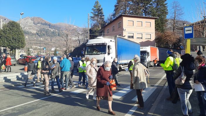 Dicembre 2021: protesta dei residenti contro il traffico pesante in centro a Demonte