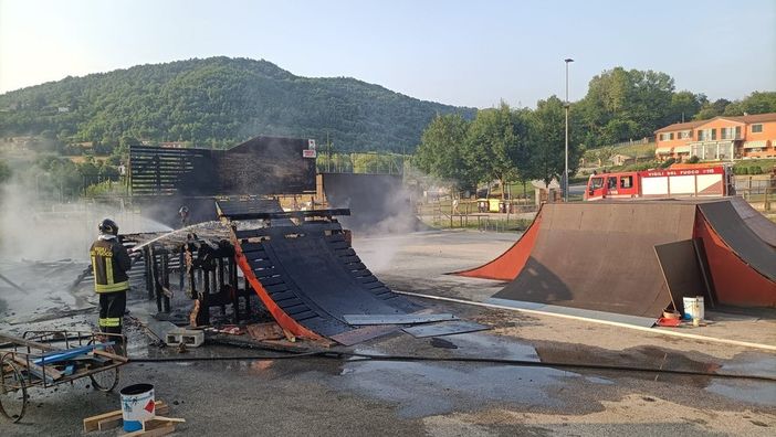 La pedana incendiata al Bike Park di Priero La pedana incendiata al Bike Park di Priero