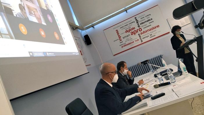 L'assemblea dei soci di Apro: al tavolo il presidente dell'agenzia formativa Gionni Marengo e il direttore Antonio Bosio