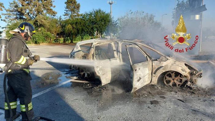 Auto in fiamme in un'area di servizio dell'autostrada A6 Torino-Savona