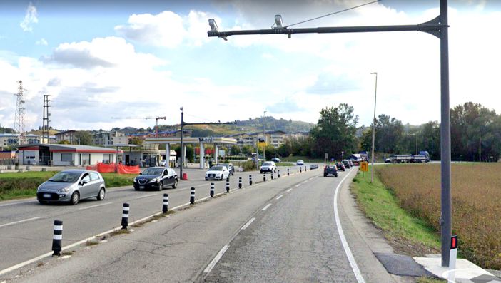 Il tratto di tangenziale che porta alla rotonda della Vigna ad Alba, luogo del singolare incidente Il tratto di tangenziale che porta alla rotonda della Vigna ad Alba, luogo del singolare incidente