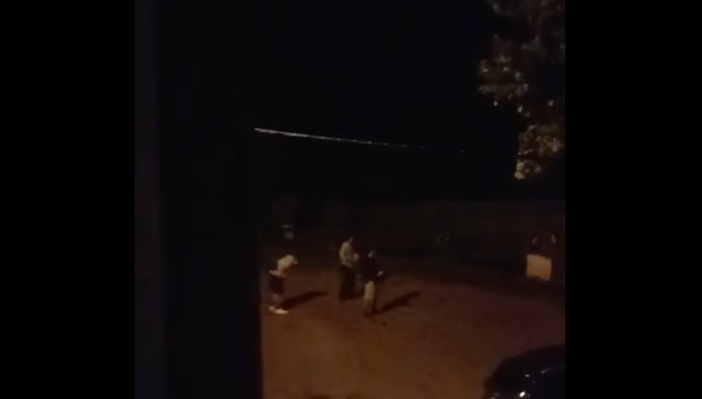 Bene Vagienna, si divertono a lanciare pietre contro un lampione: il Comune pubblica il video