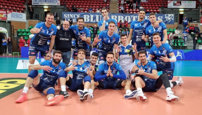 La gioia del ragazzi di Cuneo dopo la vittoria per 3-0 con la BCC Castellana Grotte (Foto: Cuneo Volley)