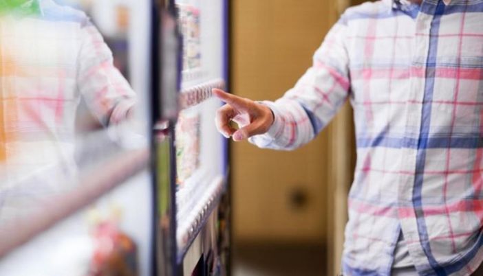 Dei distributori automatici non si butta nulla: anche le "macchinette" aiutano il Banco Alimentare