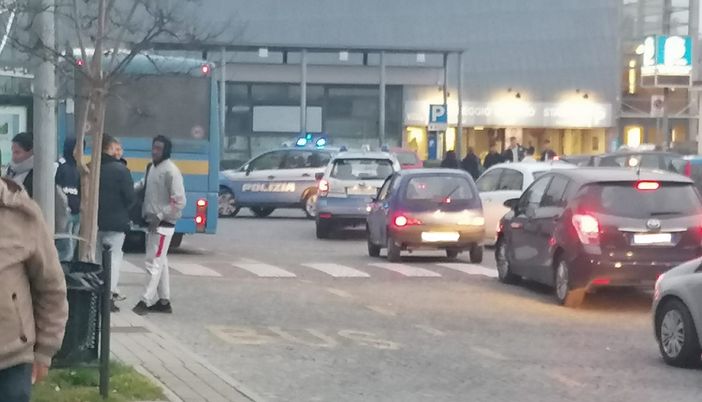 Le Volanti della Polizia sul piazzale della stazione ferroviaria albese