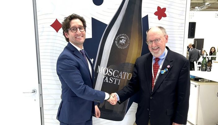 Nella foto, da sinistra: Giacomo Pondini e Robert Tobiassen allo stand del Consorzio Asti Docg al Vinitaly Nella foto, da sinistra: Giacomo Pondini e Robert Tobiassen allo stand del Consorzio Asti Docg al Vinitaly