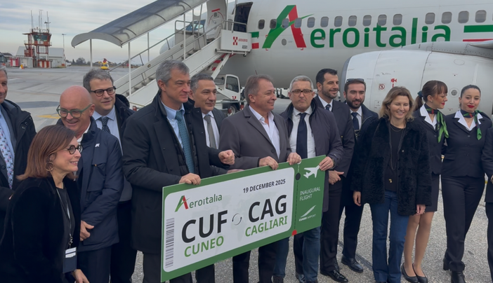 Levaldigi–Cagliari, il volo che riparte tra festa e qualche scintilla [VIDEO]