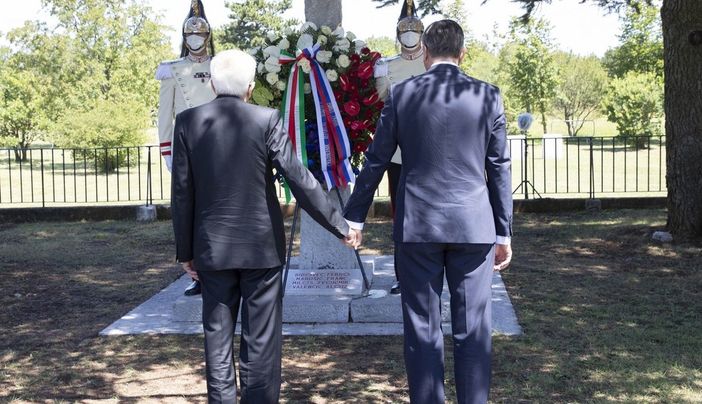 Gesto storico, il presidente Mattarella e il presidente sloveno Pahor mano nella mano davanti alla foiba di Basovizza