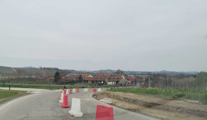 I lavori di completamento dei marciapiedi sulla SP9 procedono spediti. La strada è a senso unico alternato. I lavori di completamento dei marciapiedi sulla SP9 procedono spediti. La strada è a senso unico alternato.