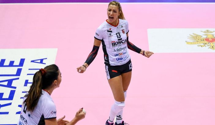 Noemi Signorile esulta con Sonia Candi nel vittorioso derby con Chieri (credit Danilo Ninotto)