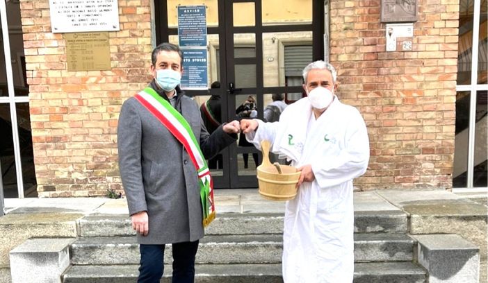Davide Nerattini, a destra, accolto dal sindaco canalese Enrico Faccenda