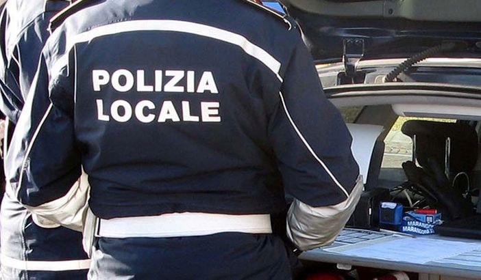 Dieci sanzioni per mancata revisione e un sequestro per veicolo senza assicurazione: l’Unione dei Comuni di Langhe e del Barolo rafforza la sicurezza