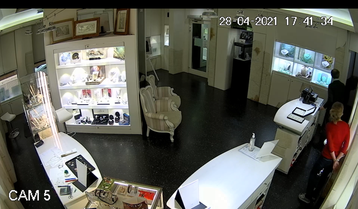 Un momento della rapina immortalato dalle telecamere di sicurezza della gioielleria di Grinzane Un momento della rapina immortalato dalle telecamere di sicurezza della gioielleria di Grinzane