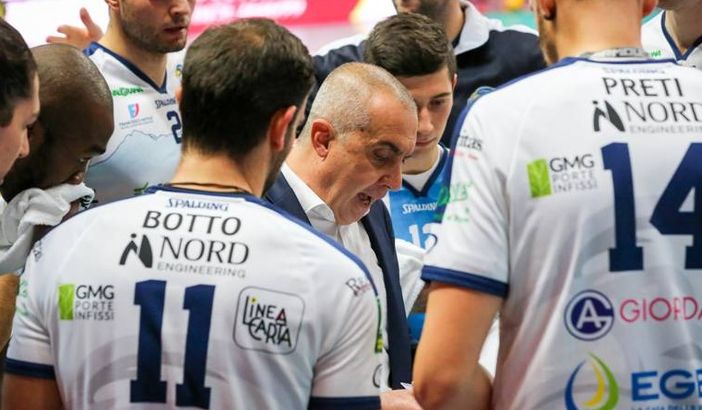 Roberto Serniotti durante un time-out (foto di repertorio) Roberto Serniotti durante un time-out (foto di repertorio)