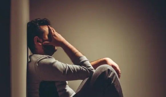 Sposato, 50enne e con 29 mila euro da restituire: l'identikit del piemontese che annega nei debiti