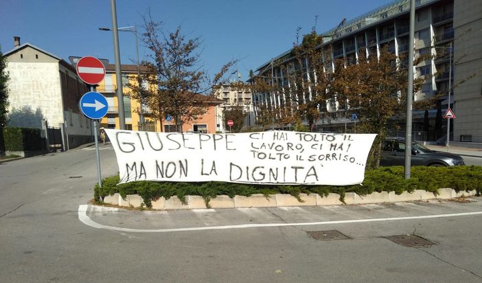 Lo striscione che ieri i lavoratori del presidio Miroglio hanno prima affisso e poi rimosso presso la sede albese dell'azienda