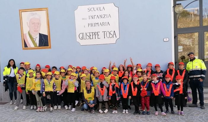 I bambini che hanno partecipato all'iniziativa "Puliamo il mondo"