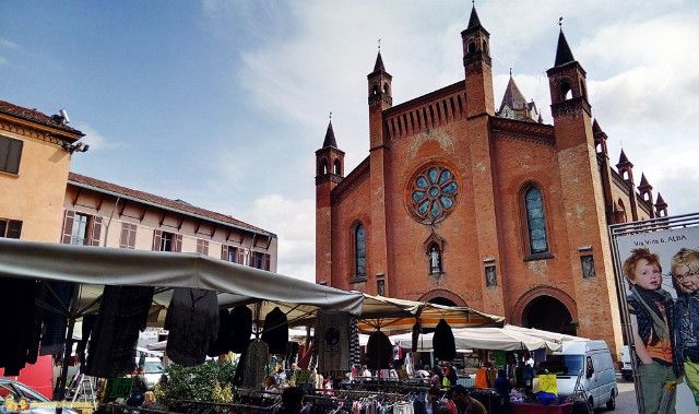 Alba, controlli nei mercati: 15 licenze commerciali sospese da parte del Comune Alba, controlli nei mercati: 15 licenze commerciali sospese da parte del Comune