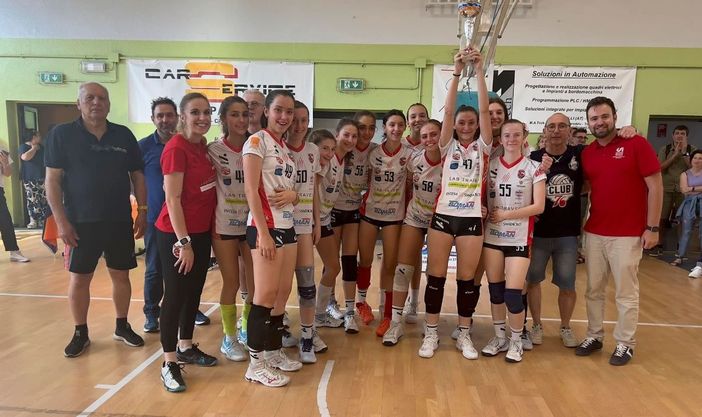 La capitana della Granda Volley Academy Carlotta 'Charlie' Re solleva la coppa: a Canelli è festa biancorossa (credit CSI Piemonte)