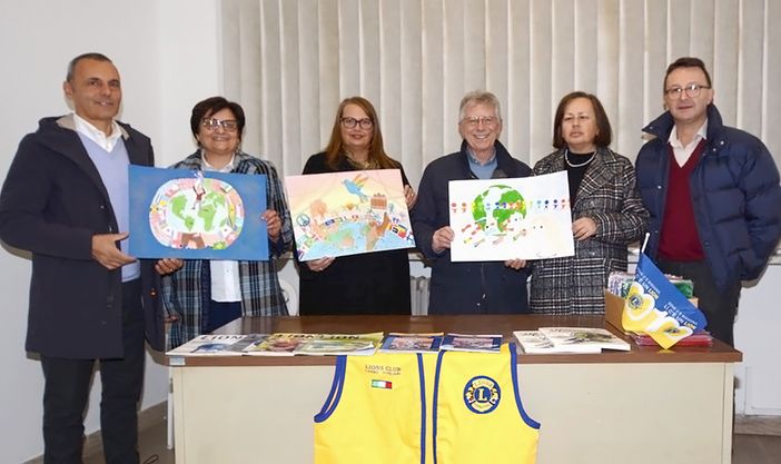 Scelti i disegni vincitori del “Poster per la Pace&quot;, concorso del Lions Club Carrù-Dogliani