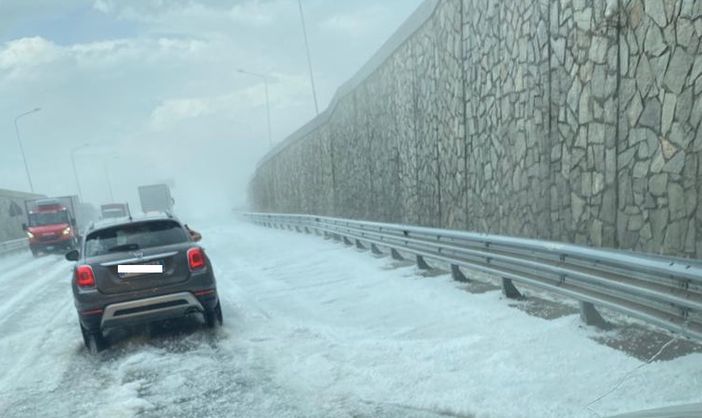 La grandine sulle strade di Montà La grandine sulle strade di Montà