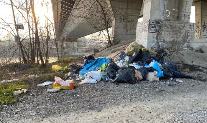 Rifiuti abbandonati sotto il ponte della tangenziale