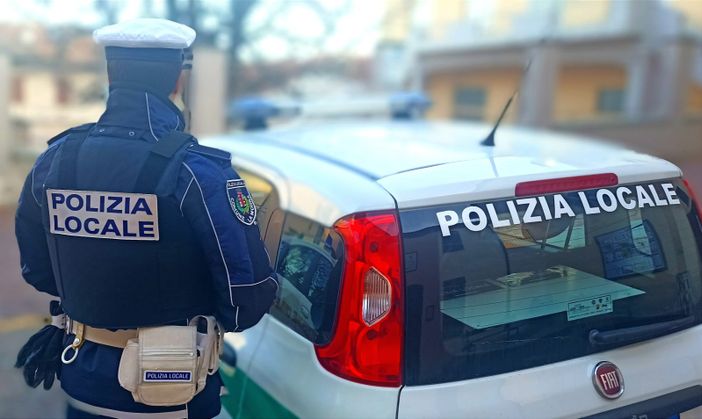 La Morra, si presenta in Comune con carta d’identità manomessa: denunciato dalla Polizia Locale La Morra, si presenta in Comune con carta d’identità manomessa: denunciato dalla Polizia Locale