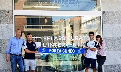 Foto presso Riparabrezza Srl Cuneo – da sx: Alessio Baudino socio Cuneo Volley e sponsor, Davide Bima socio del Club e resp. Marketing, Mattia Lilli, Elisabetta Scotto sponsor