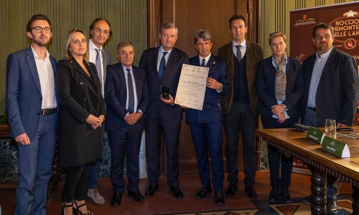 Il "Salotto dei gusti e dei profumi" dell’ente fiera della Nocciola torna in piazza Risorgimento ad Alba Il "Salotto dei gusti e dei profumi" dell’ente fiera della Nocciola torna in piazza Risorgimento ad Alba